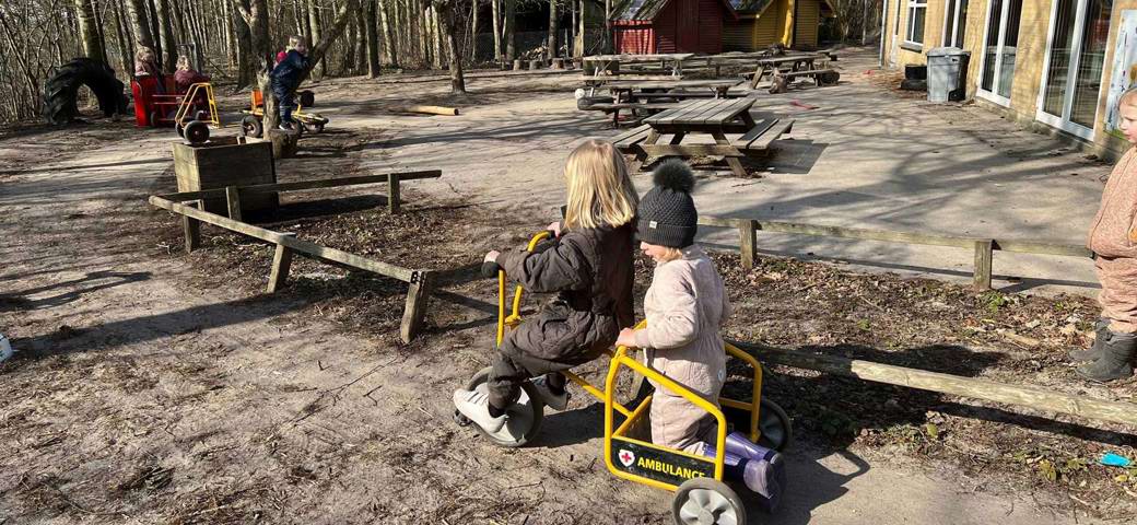 Hårup-Børnegård - to på cykel ambulance