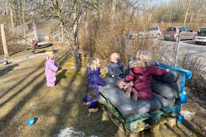 Hårup-Børnegård - vuggestuebørn på legeplads