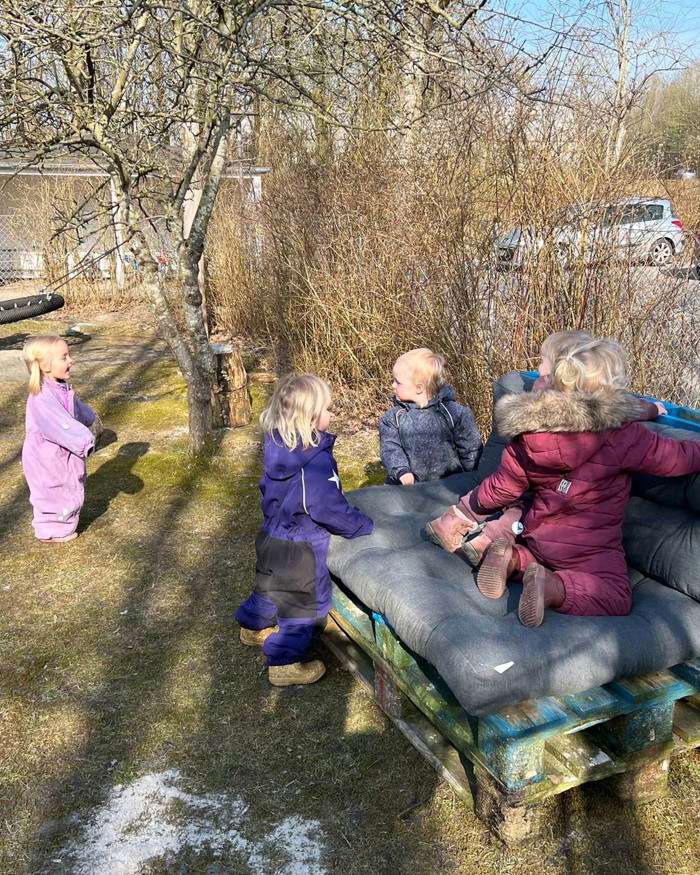 Hårup-Børnegård - vuggestuebørn på legeplads