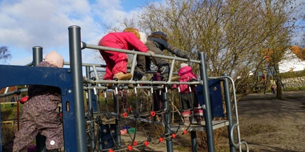 Krokodillehaven - flere børn i klatrestativ