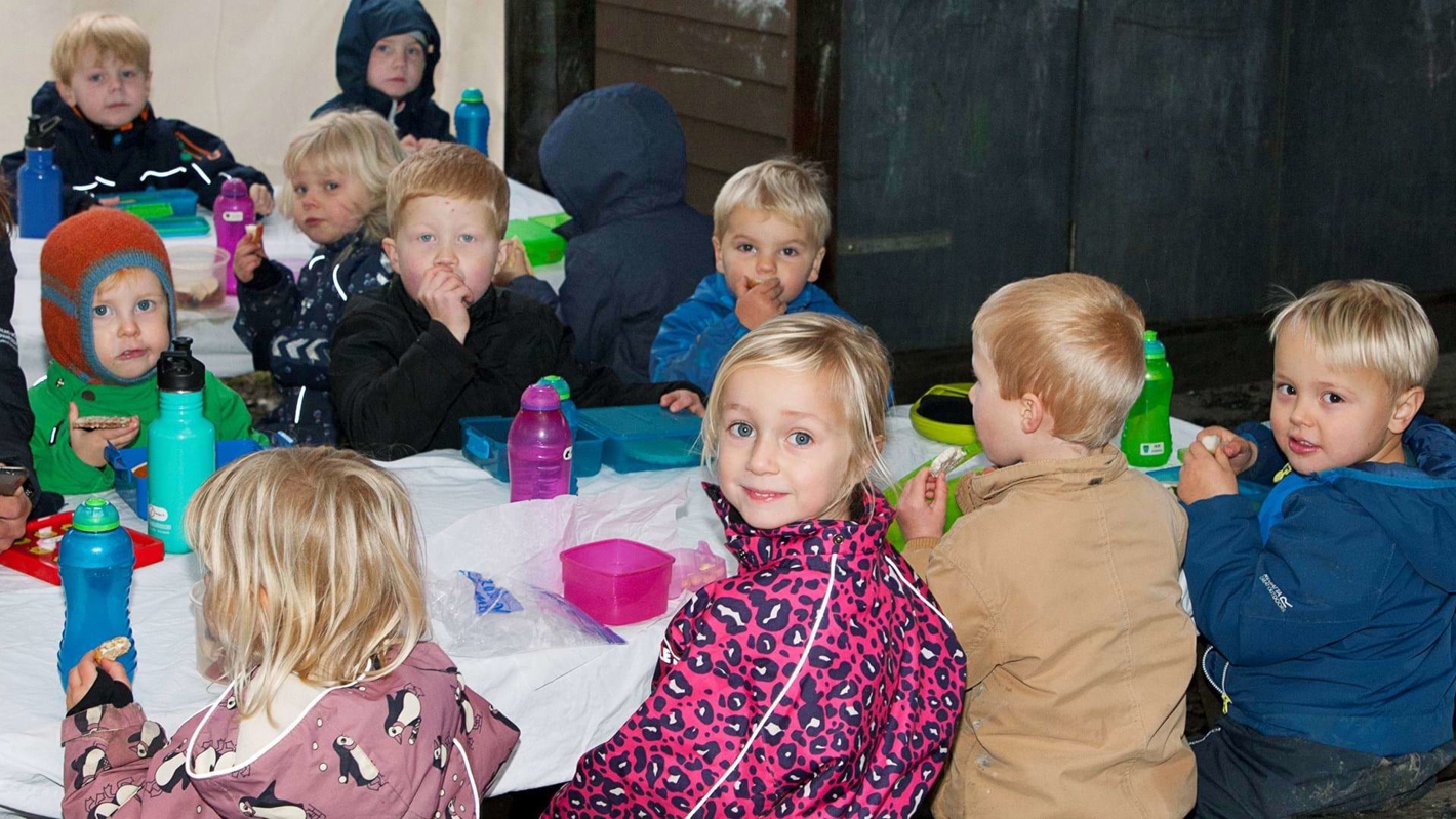 Børnene spiser madpakker