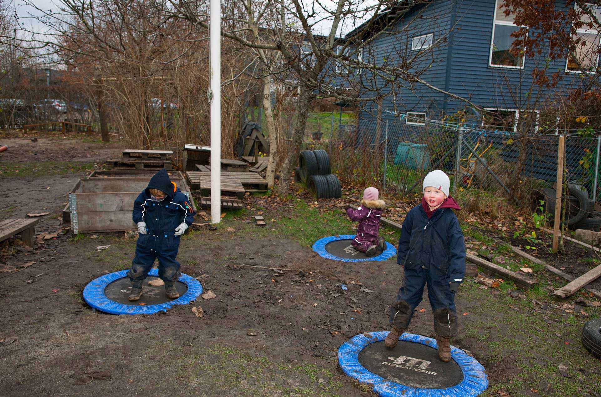 Bifrost - tre børn på trampoliner