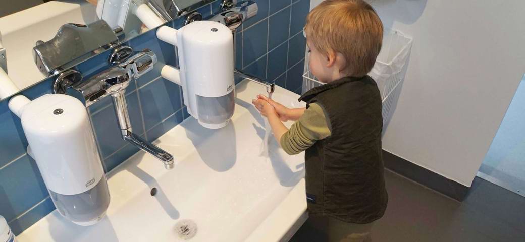 Lille dreng vasker hænder