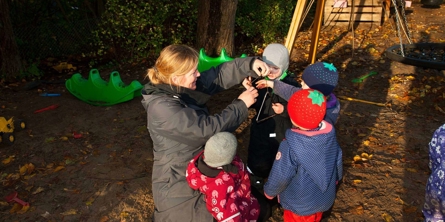 Solsikken - fire børn og en pædagog på legepladsen