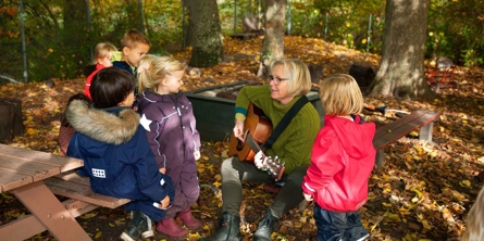 Spiren - sang og guitarspil i skoven