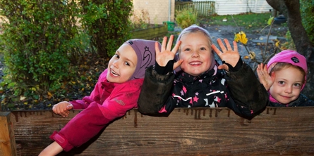 Solsikken - tre glade børn på legepladsen