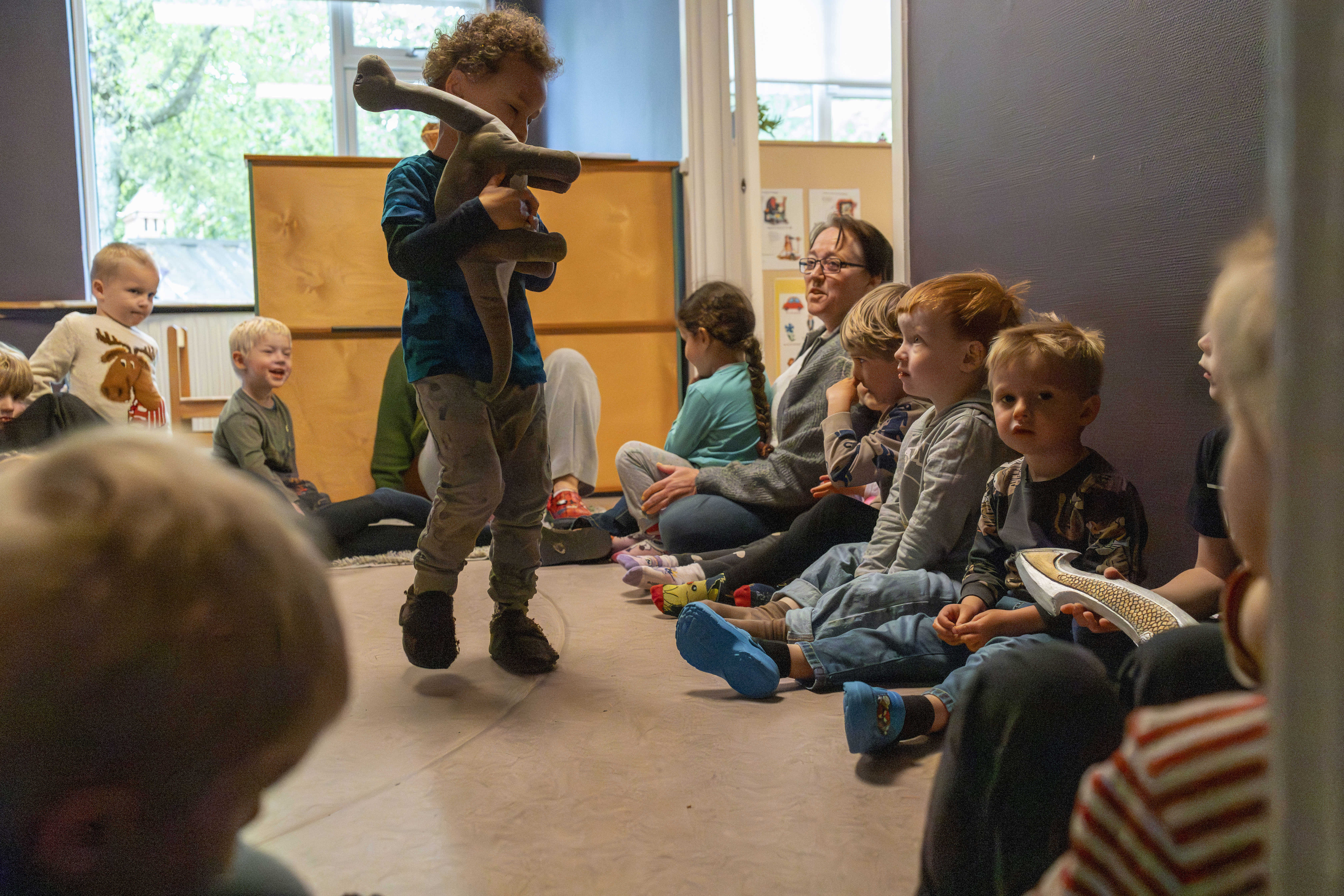 En dreng krammer sin dinosaur i Todbjerg Børnehus