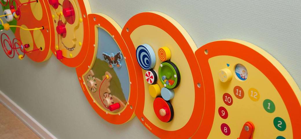 Hårup-Børnegård - dekorativt legetøj på væg