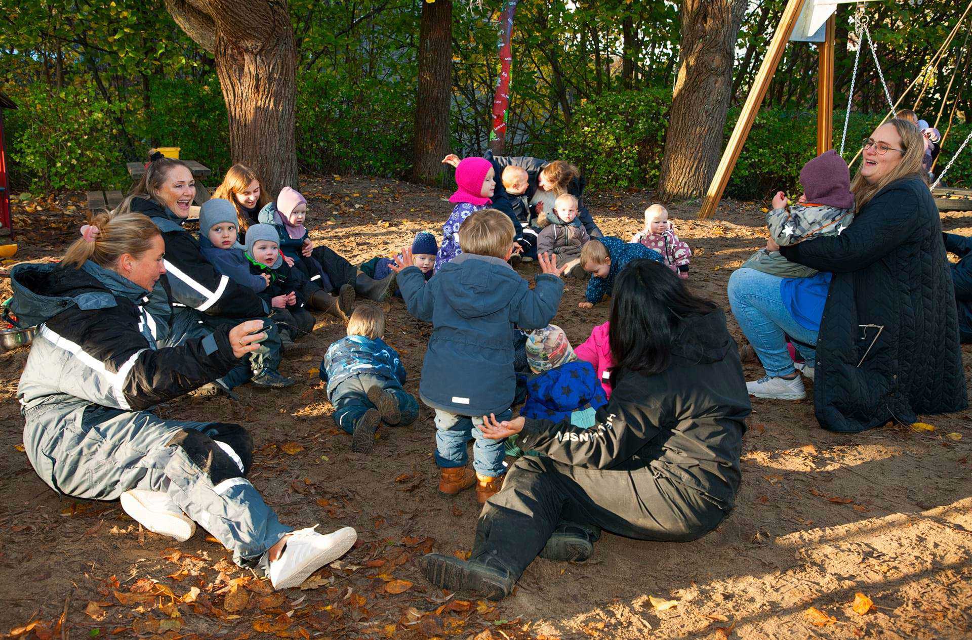 Solsikken - sang og hygge på legepladsen