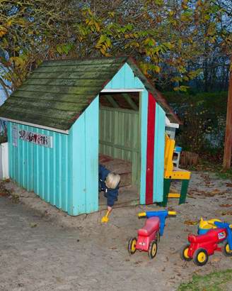 Dagplejen - barn i blåt legehus