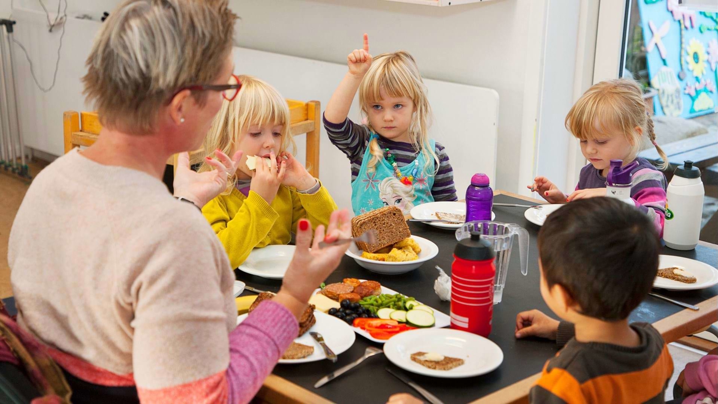 Børnene spiser frokost