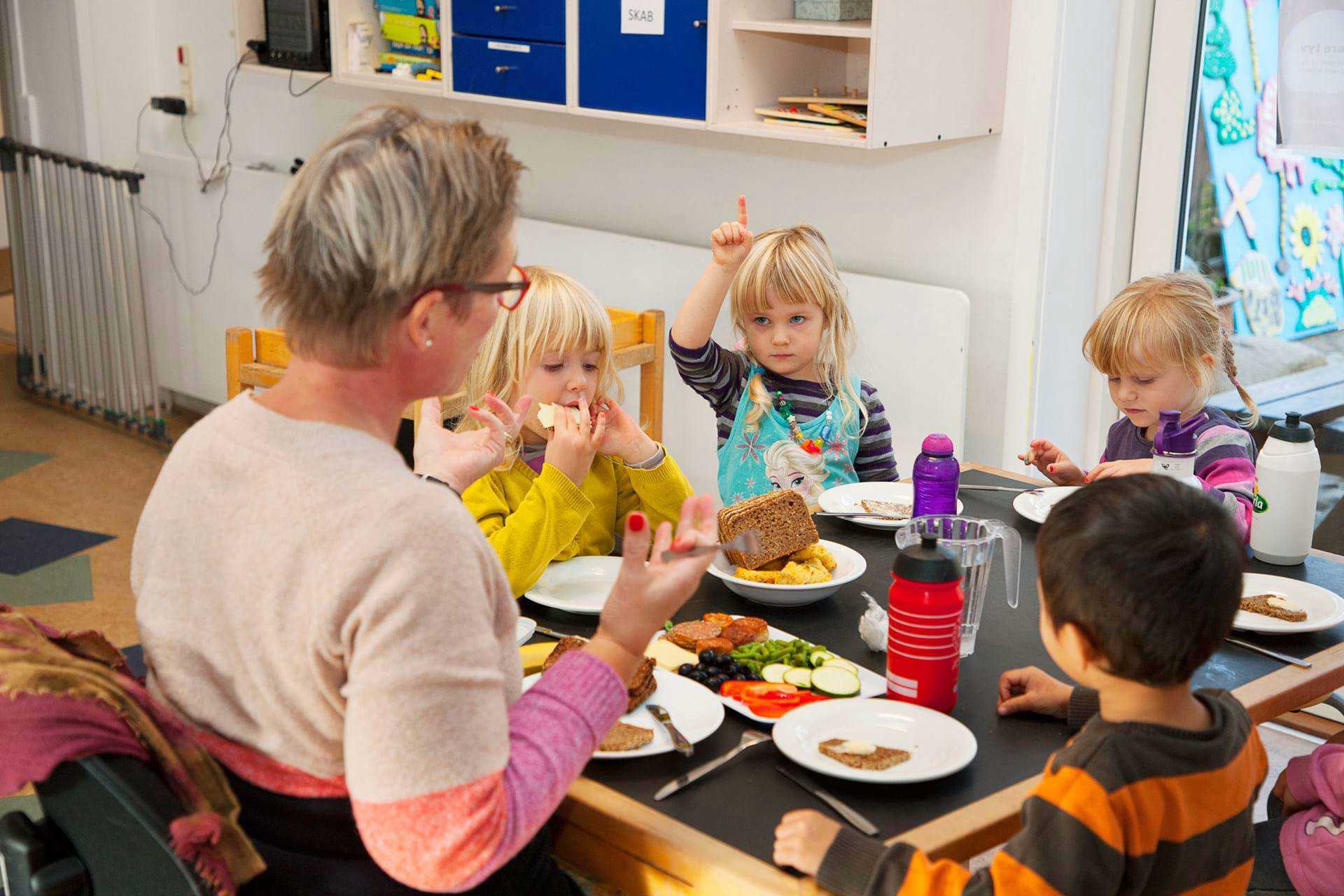 Spiren - børnene spiser frokost