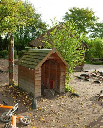 Møllehuset - legehus og cykelparkering